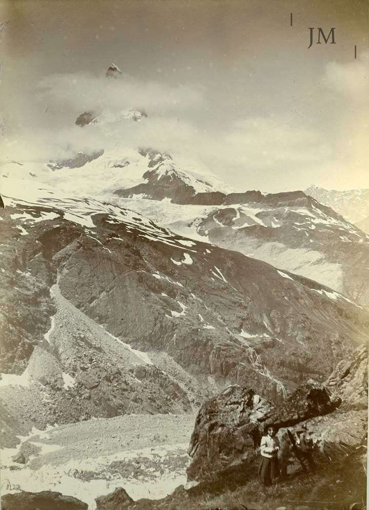 Zozo with Riffelhorn Matterhorn in distance